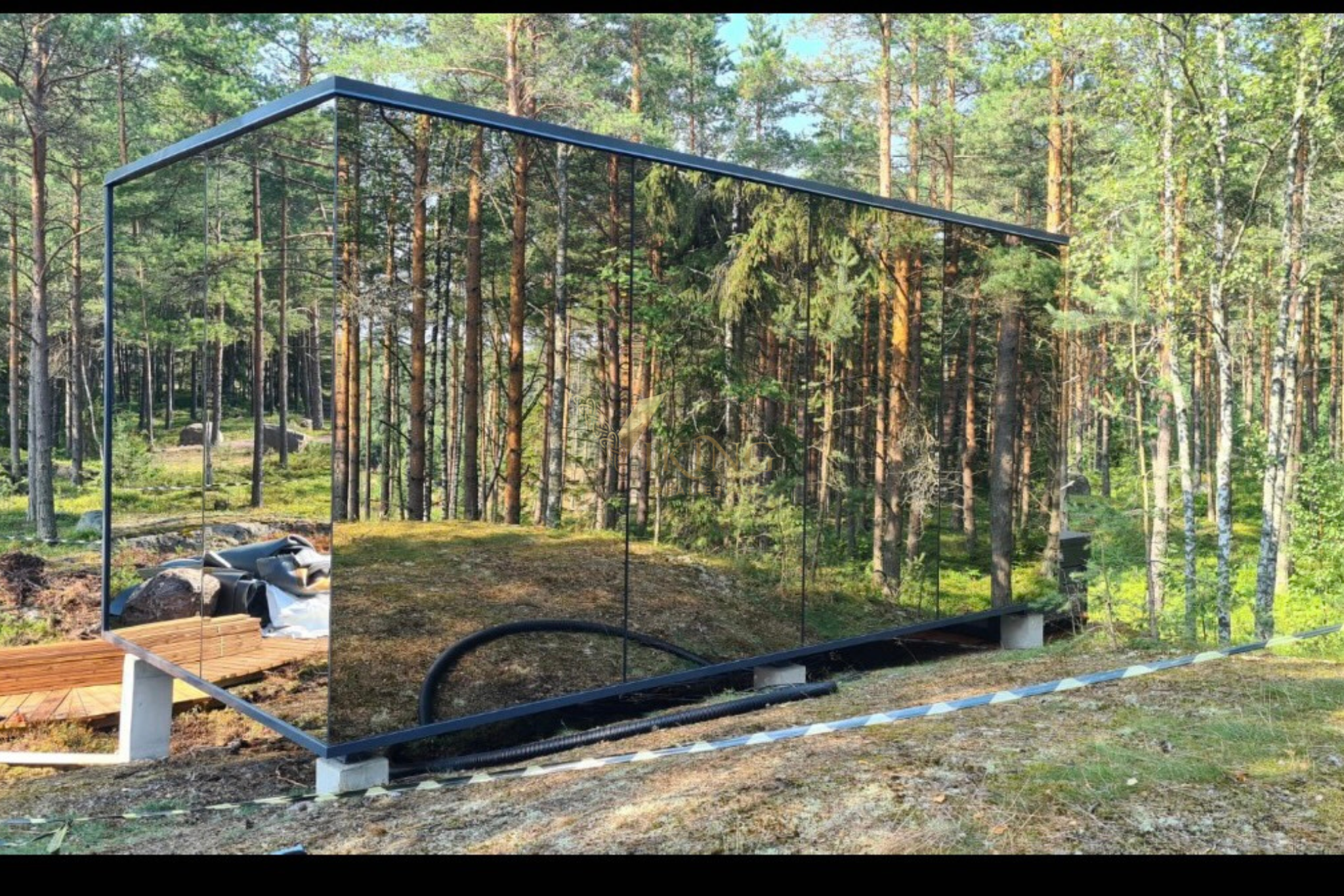 Eco-friendly mirrored glass house – Pod21 – PeakPods